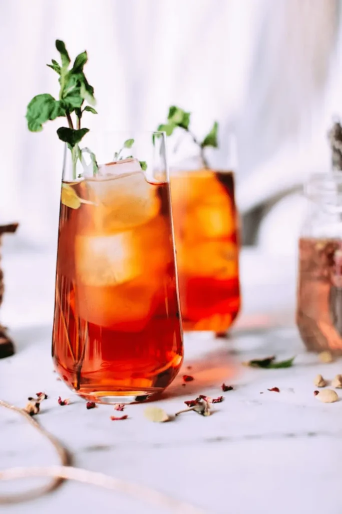 glass-of-iced-black-tea-garnish-with-mint-leaves